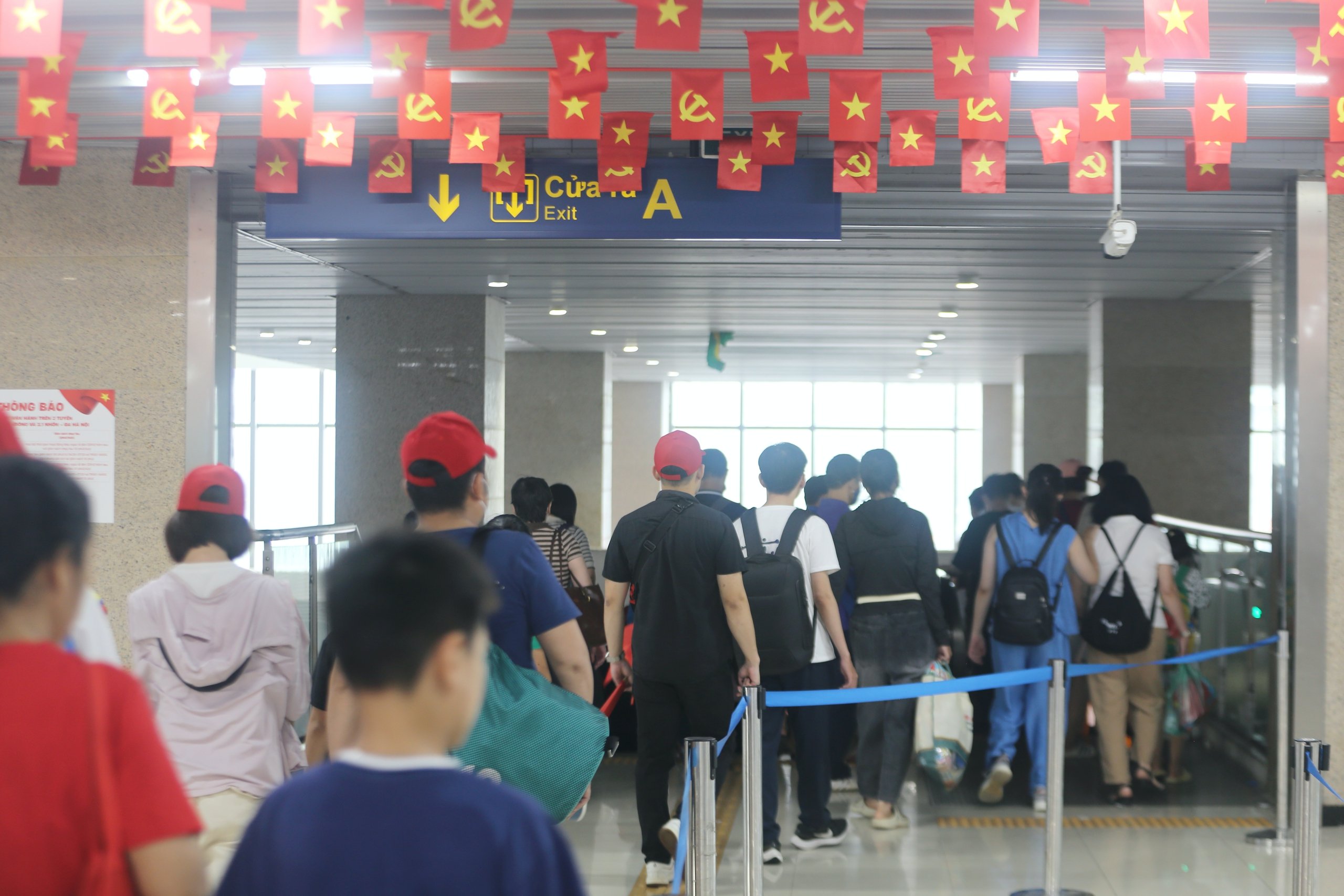 Miễn phí vé, ga tàu Cát Linh - Hà Đông chật kín khách đi xem diễu binh Quốc khánh 2-9- Ảnh 9.