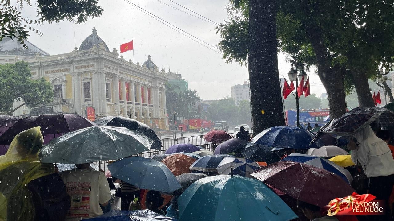 Hà Nội mưa như trút,