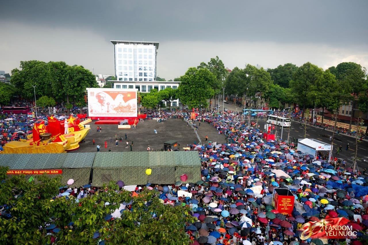 Hà Nội mưa như trút,