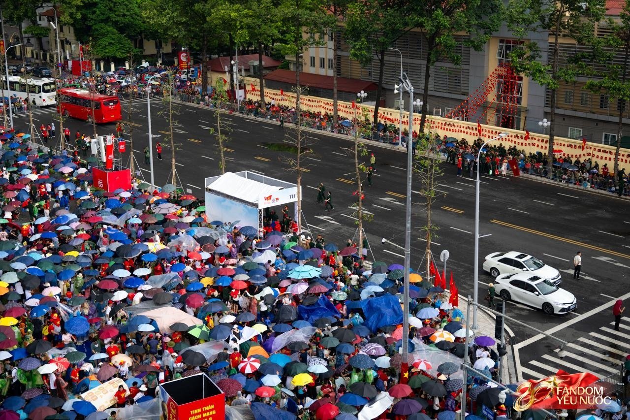 Hà Nội mưa như trút,