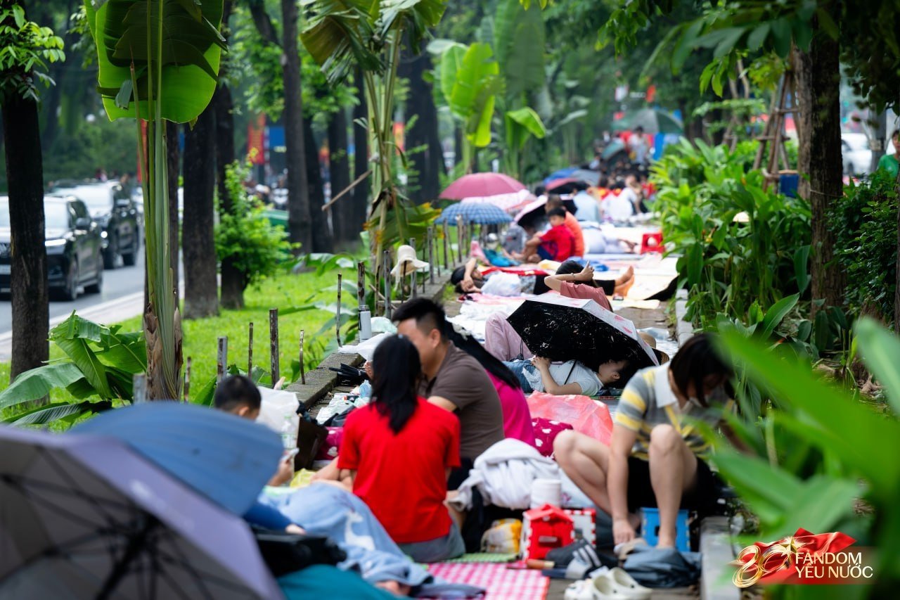 Hà Nội mưa như trút,