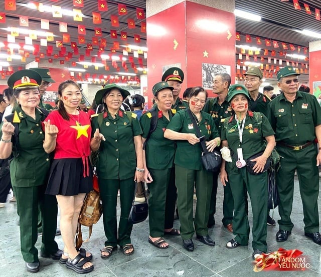 01-1756714533-ha-noi-mua-nhu-trut-khoi-yeu-nuoc-van-khong-roi-vi-tri-de-xem-dieu-binh-29.jpg