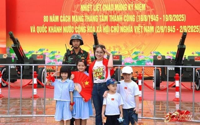 01-1756715886-ha-noi-mua-nhu-trut-khoi-yeu-nuoc-van-khong-roi-vi-tri-de-xem-dieu-binh-29.jpg