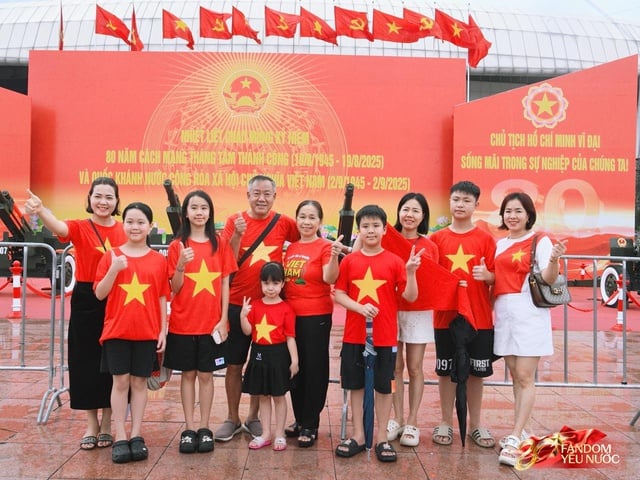 01-1756715886-ha-noi-mua-nhu-trut-khoi-yeu-nuoc-van-khong-roi-vi-tri-de-xem-dieu-binh-29.jpg