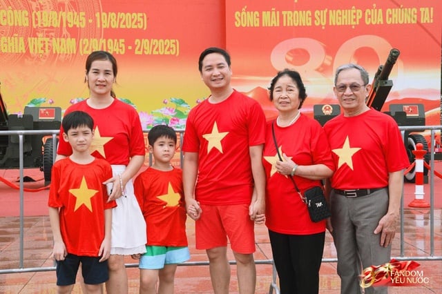 01-1756715886-ha-noi-mua-nhu-trut-khoi-yeu-nuoc-van-khong-roi-vi-tri-de-xem-dieu-binh-29.jpg