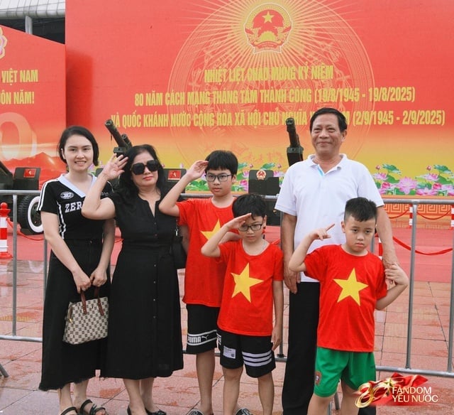 01-1756715886-ha-noi-mua-nhu-trut-khoi-yeu-nuoc-van-khong-roi-vi-tri-de-xem-dieu-binh-29.jpg