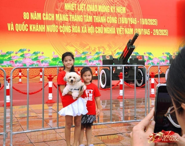 01-1756715886-ha-noi-mua-nhu-trut-khoi-yeu-nuoc-van-khong-roi-vi-tri-de-xem-dieu-binh-29.jpg