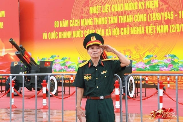 01-1756718116-ha-noi-mua-nhu-trut-khoi-yeu-nuoc-van-khong-roi-vi-tri-de-xem-dieu-binh-29.jpg