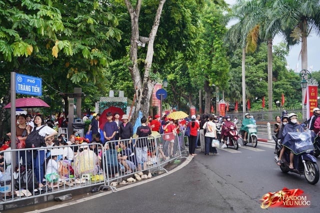01-1756718173-ha-noi-mua-nhu-trut-khoi-yeu-nuoc-van-khong-roi-vi-tri-de-xem-dieu-binh-29.jpg