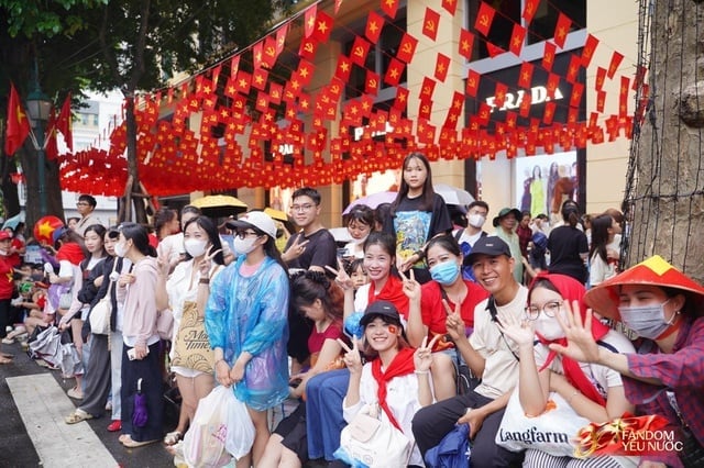 01-1756718173-ha-noi-mua-nhu-trut-khoi-yeu-nuoc-van-khong-roi-vi-tri-de-xem-dieu-binh-29.jpg