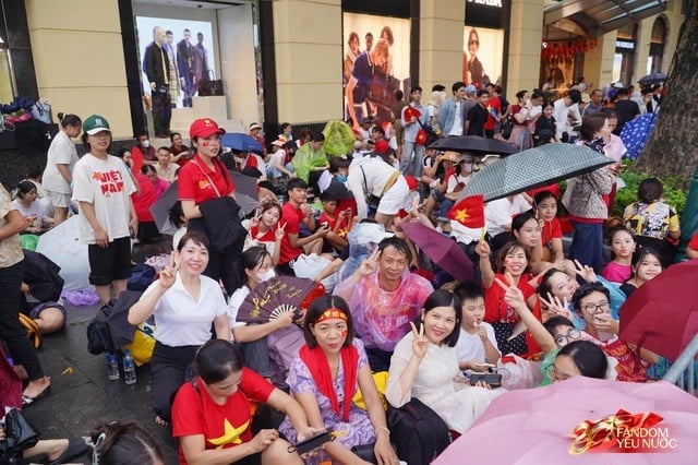 01-1756718173-ha-noi-mua-nhu-trut-khoi-yeu-nuoc-van-khong-roi-vi-tri-de-xem-dieu-binh-29.jpg