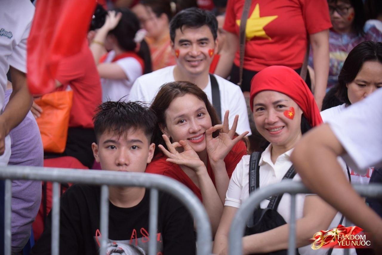 Cập nhật đường phố Thủ Đô chiều 1/9: Người dân đội mưa giữ chỗ; Bắt đầu hạn chế phương tiện lưu thông- Ảnh 6.