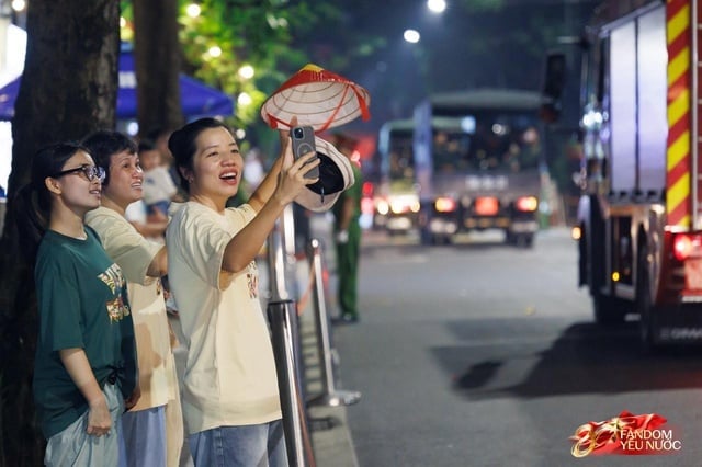 10 tiếng trước giờ G, người dân đã mở mini concert tưng bừng! Vui quá Tổ quốc ơi!- Ảnh 1.