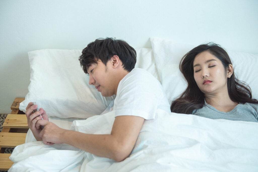 Phát hiện tin nhắn trong điện thoại chồng, vợ ly dị ngay lập tức - Ảnh 1.