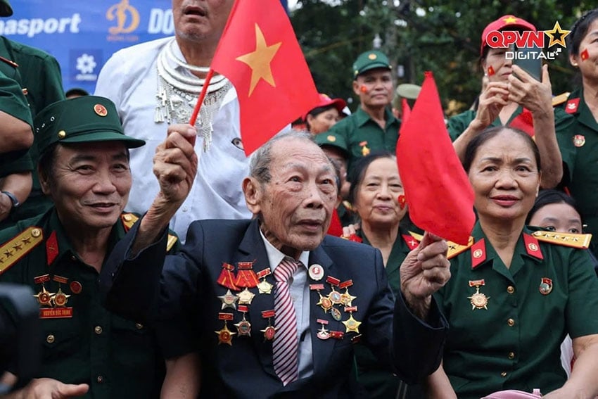 01-1756733320-nguoi-canh-ve-cua-bac-ho-va-mon-qua-dac-biet-tu-van-phong-tong-bi-thu-to-lam-dip-80-nam-quoc-khanh-29.jpg