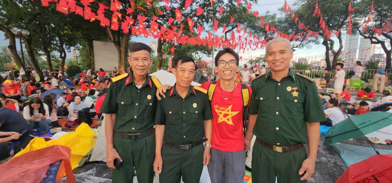 Sinh viên TP HCM đạp xe 30 ngày đến Hà Nội để xem lễ diễu binh - Ảnh 2.