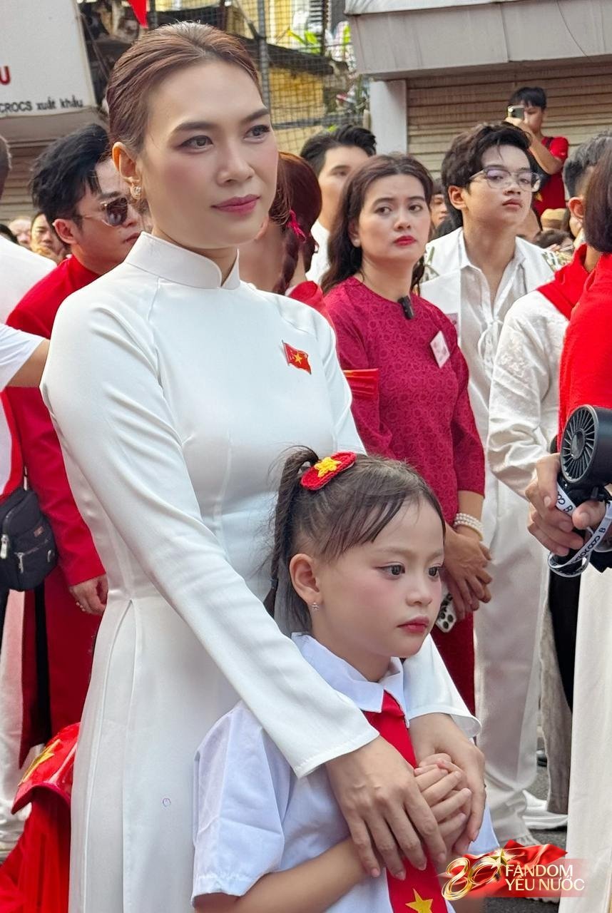 Khối nghệ sĩ tươi rói chuẩn bị diễu hành lễ 2/9: Mỹ Tâm, Lan Ngọc và dàn nghệ sĩ sẵn sàng!- Ảnh 1.