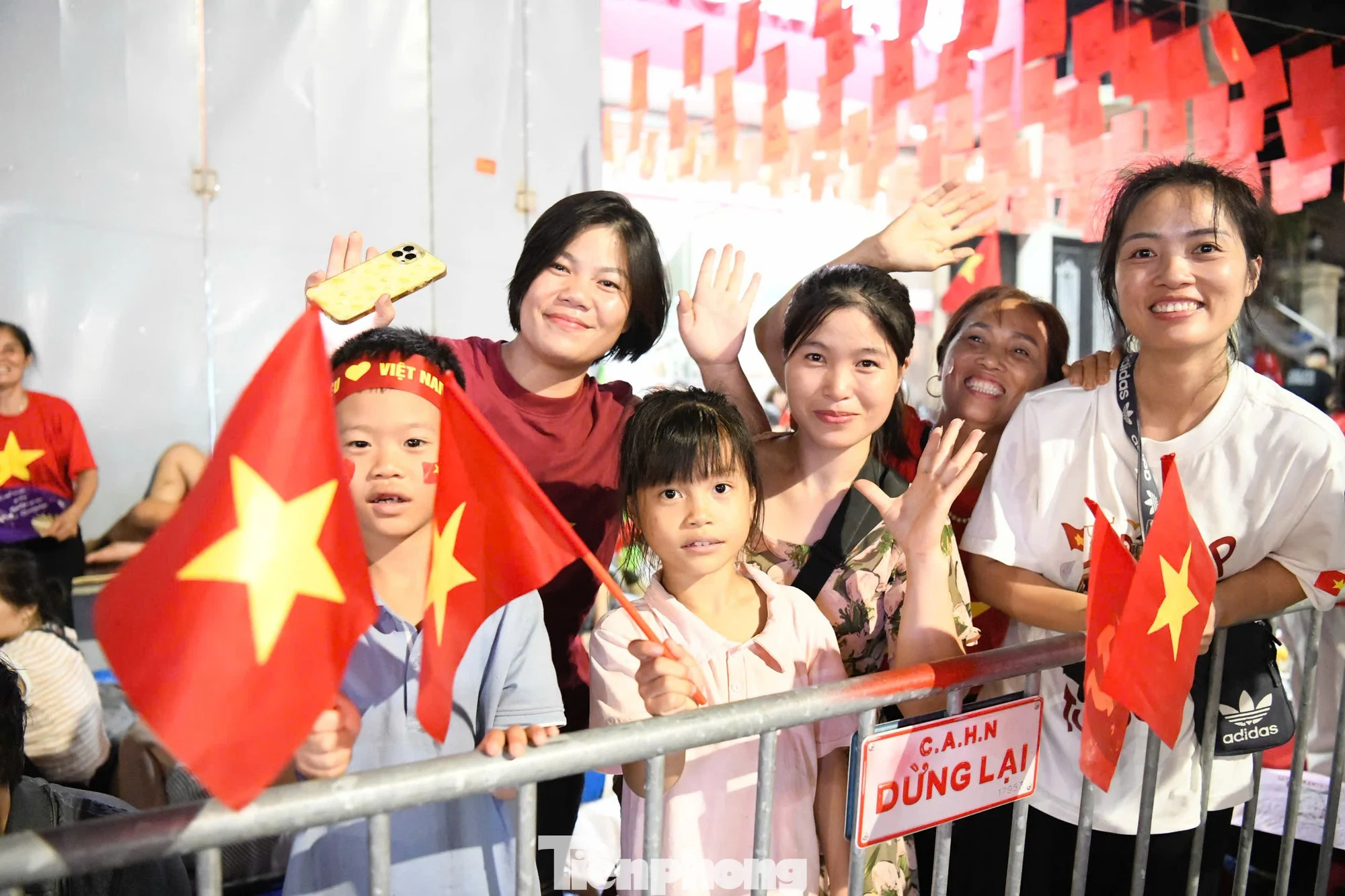 Toàn cảnh lễ diễu binh 2 / 9 Tại Hà Nội trong đêm không ngủ rực rỡ sắc cờ - Ảnh 5.