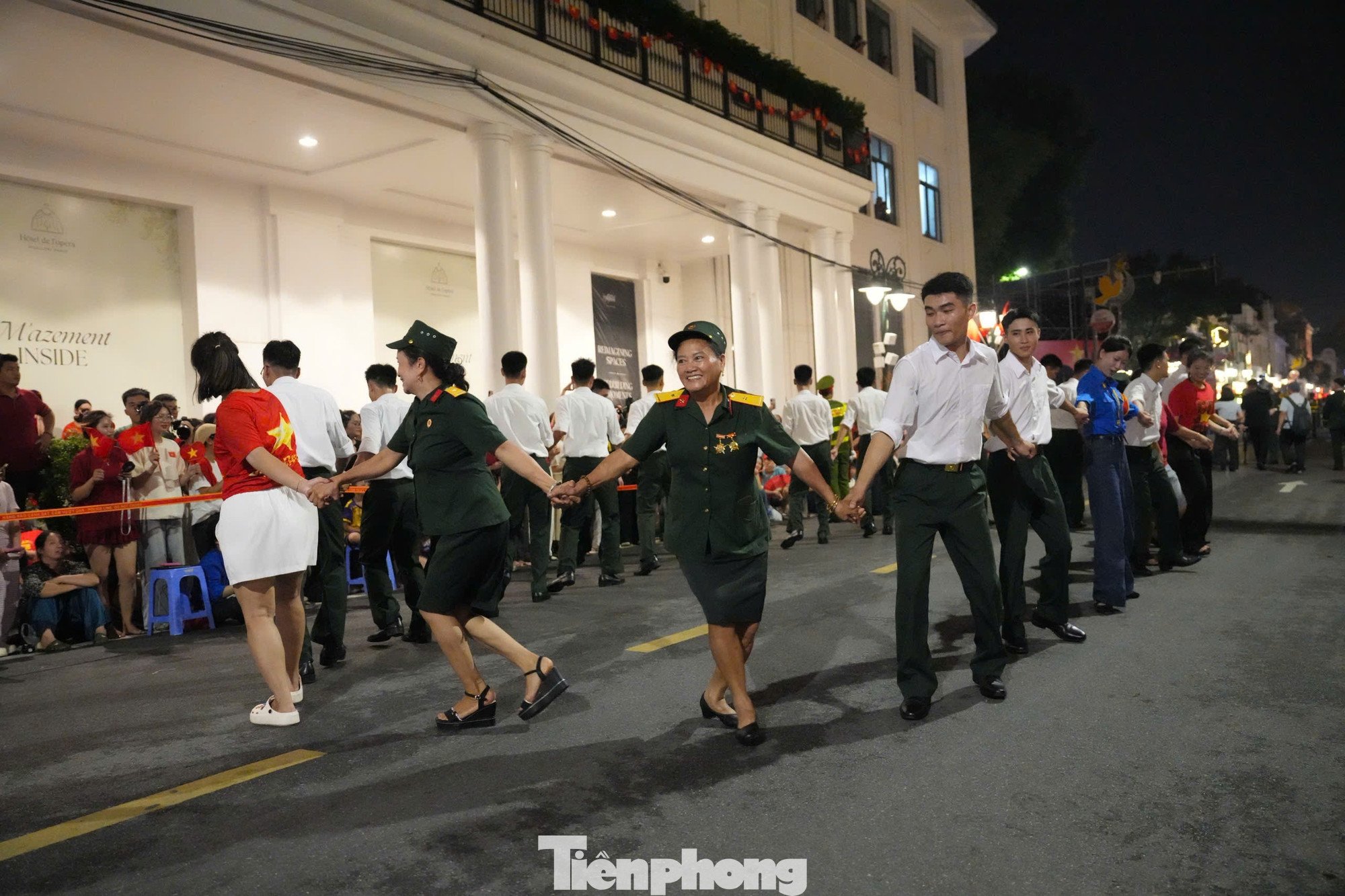 Toàn cảnh lễ diễu binh 2 / 9 Tại Hà Nội trong đêm không ngủ rực rỡ sắc cờ - Ảnh 37.