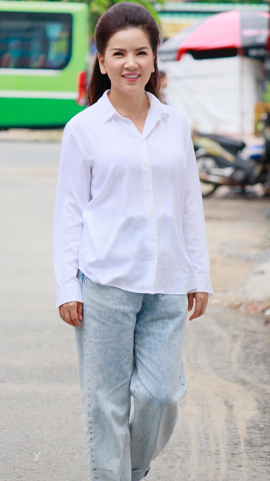 Tang lễ diễn viên Ngọc Trinh: Ốc Thanh Vân, Hùng Thuận và dàn sao đội mưa đến viếng trong đêm- Ảnh 5.