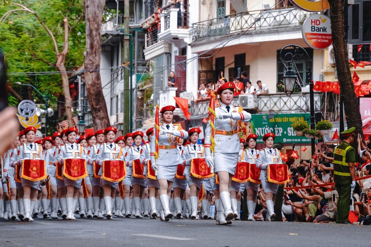 Trong tiếng nhạc quân hành rộn ràng, hàng vạn bước chân dồn dập, đều tăm tắp tạo nên nhịp điệu hùng tráng, khẳng định sức mạnh và kỷ luật của quân và dân Việt Nam.