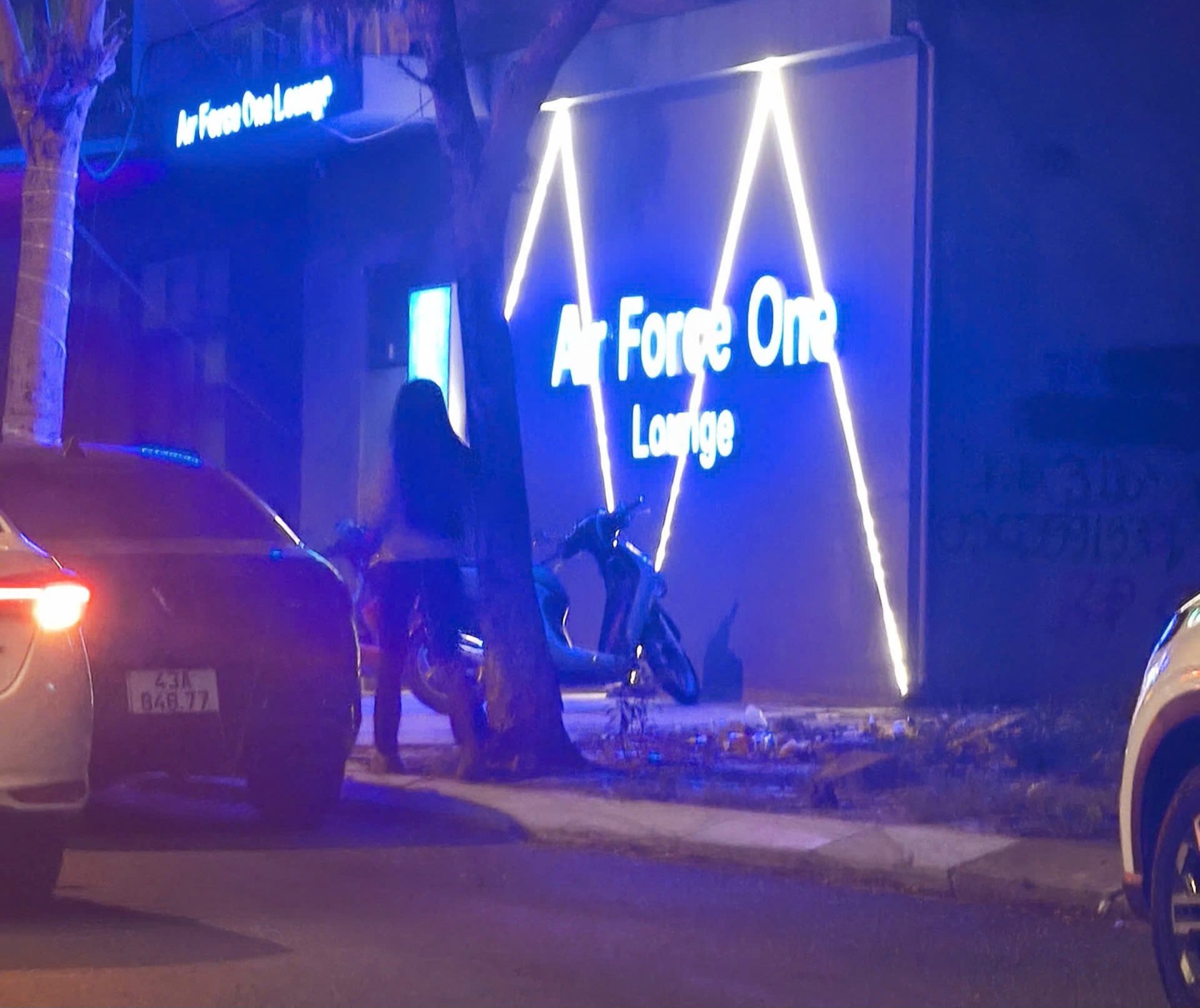 Công an đột kích quán bar Không lực Một lúc nửa đêm- Ảnh 1.