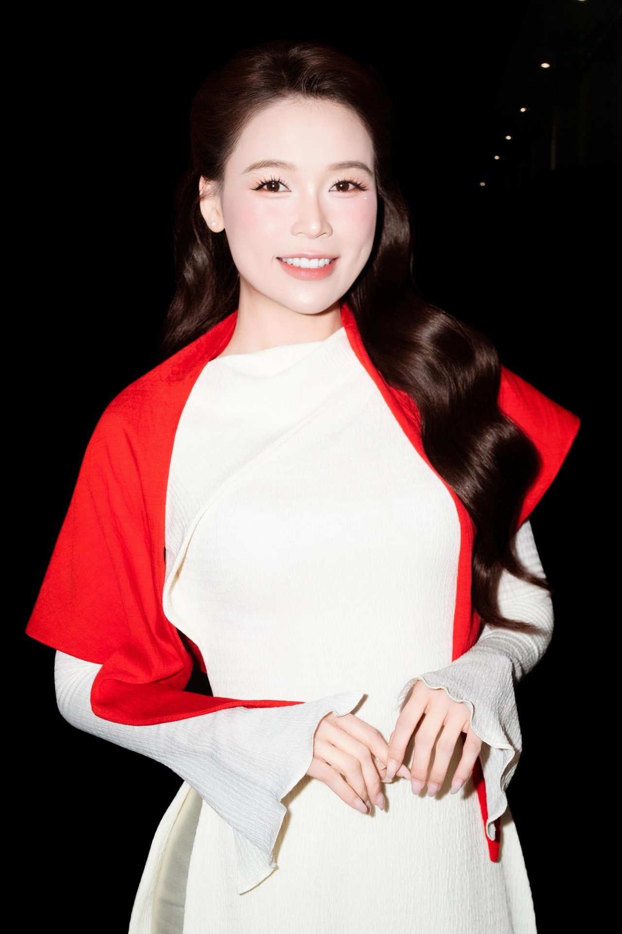 Dàn sao nhuộm đỏ MXH, không khí vui hơn Tết: Outfit xịn nhất chính là