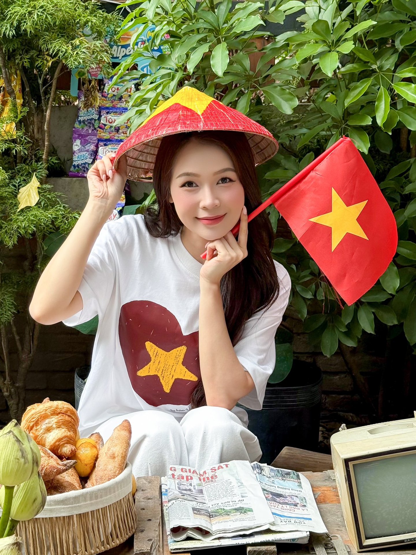 Dàn sao nhuộm đỏ MXH, không khí vui hơn Tết: Outfit xịn nhất chính là