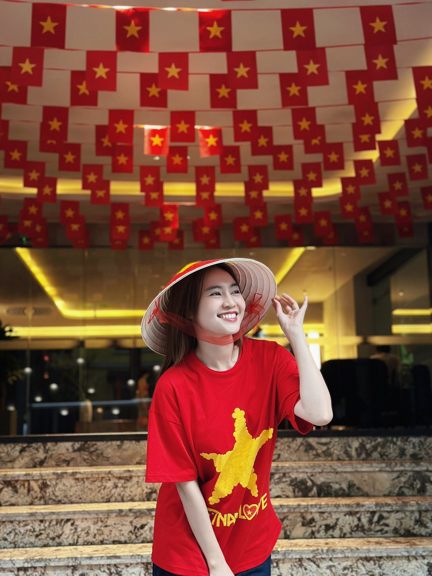 Dàn sao nhuộm đỏ MXH, không khí vui hơn Tết: Outfit xịn nhất chính là