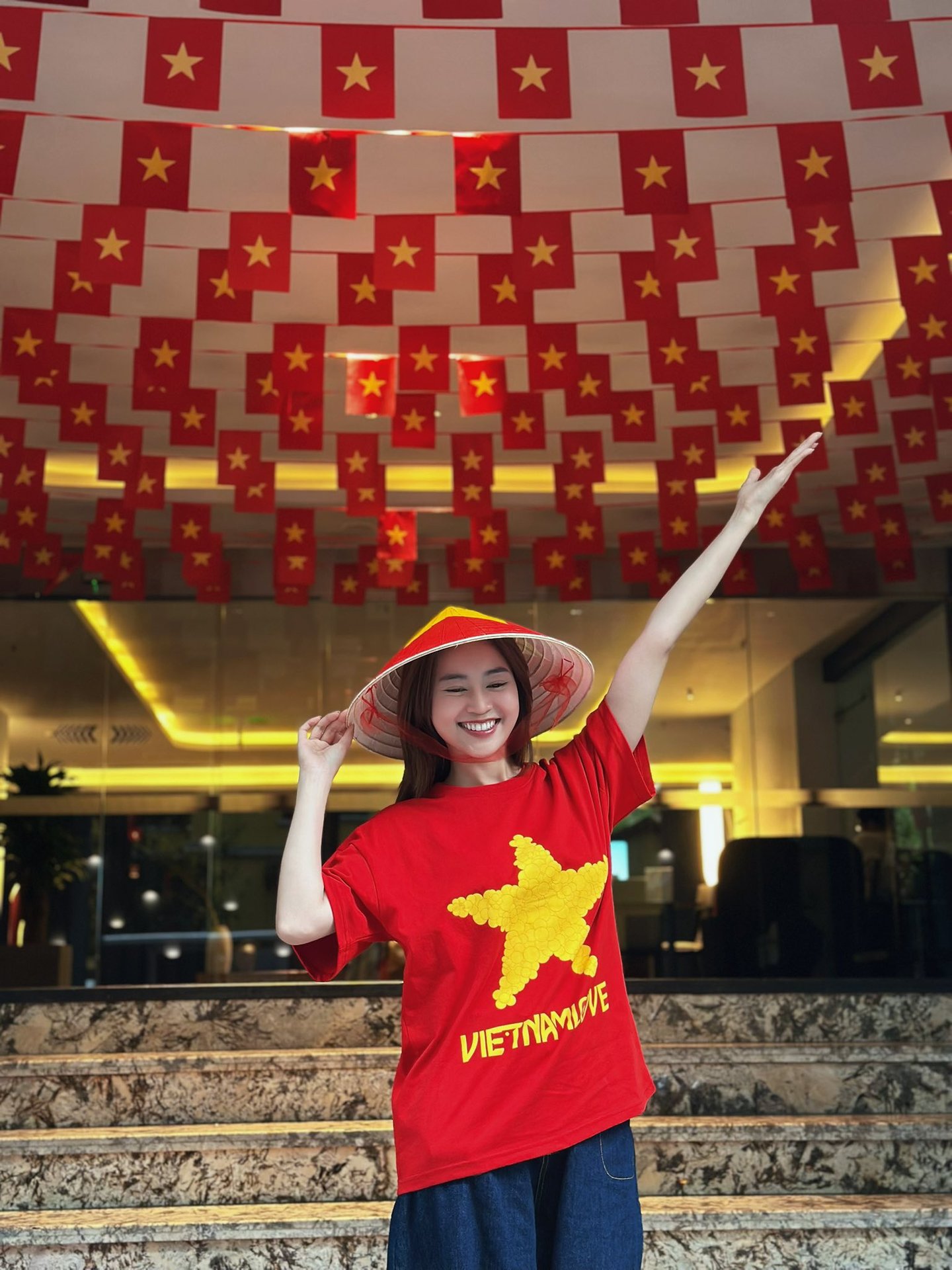 Dàn sao nhuộm đỏ MXH, không khí vui hơn Tết: Outfit xịn nhất chính là