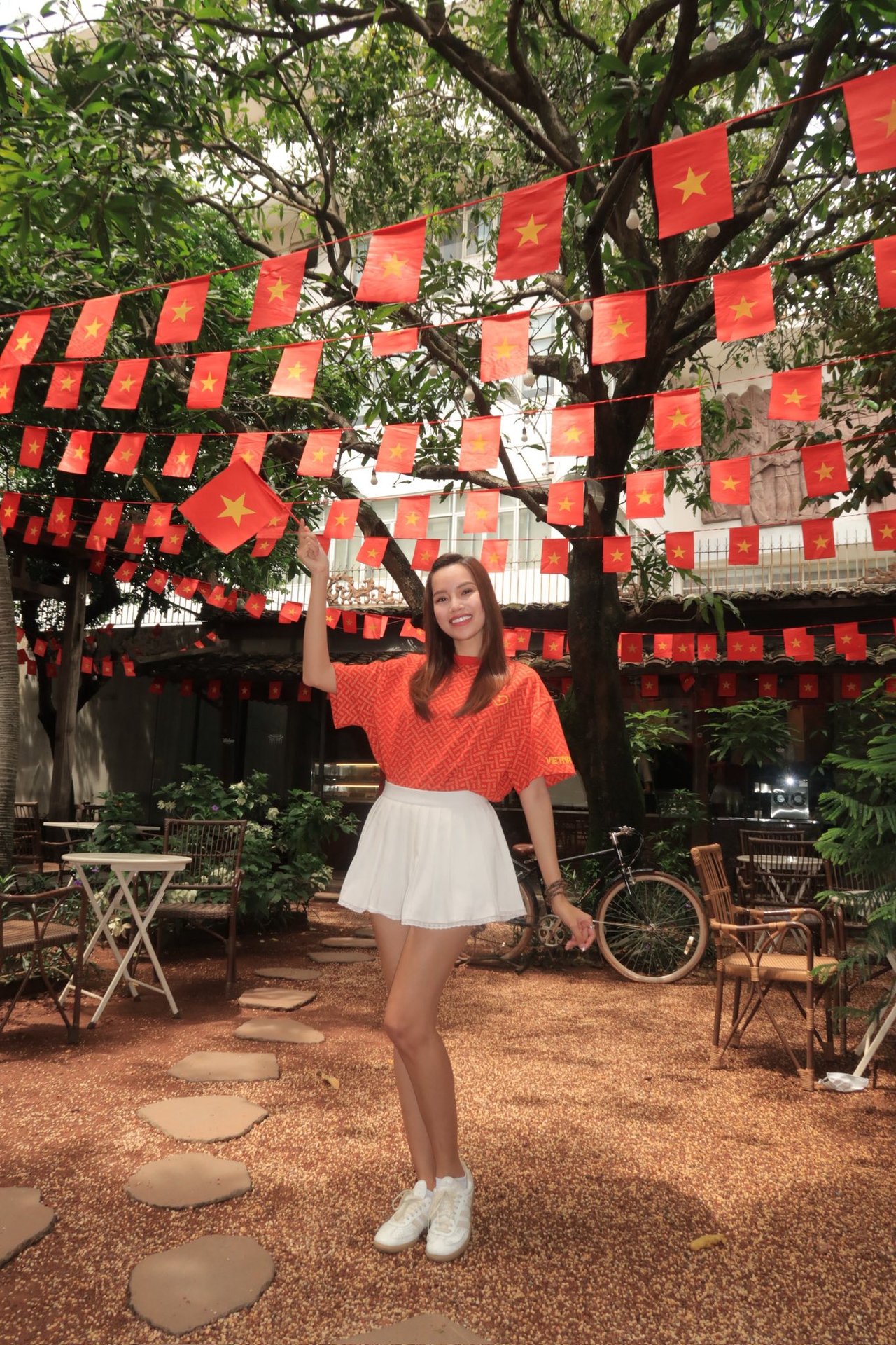 Dàn sao nhuộm đỏ MXH, không khí vui hơn Tết: Outfit xịn nhất chính là