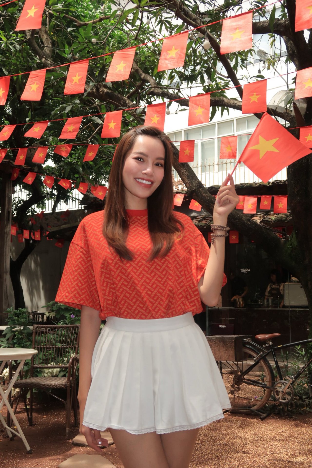 Dàn sao nhuộm đỏ MXH, không khí vui hơn Tết: Outfit xịn nhất chính là