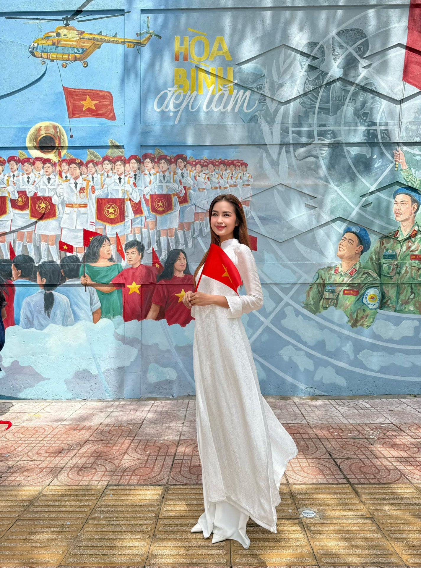 Dàn sao nhuộm đỏ MXH, không khí vui hơn Tết: Outfit xịn nhất chính là