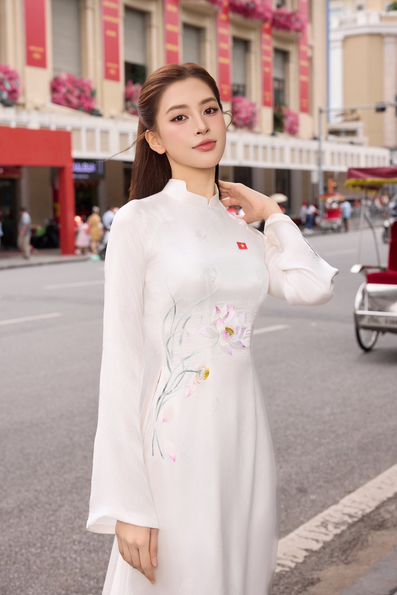 Dàn sao nhuộm đỏ MXH, không khí vui hơn Tết: Outfit xịn nhất chính là