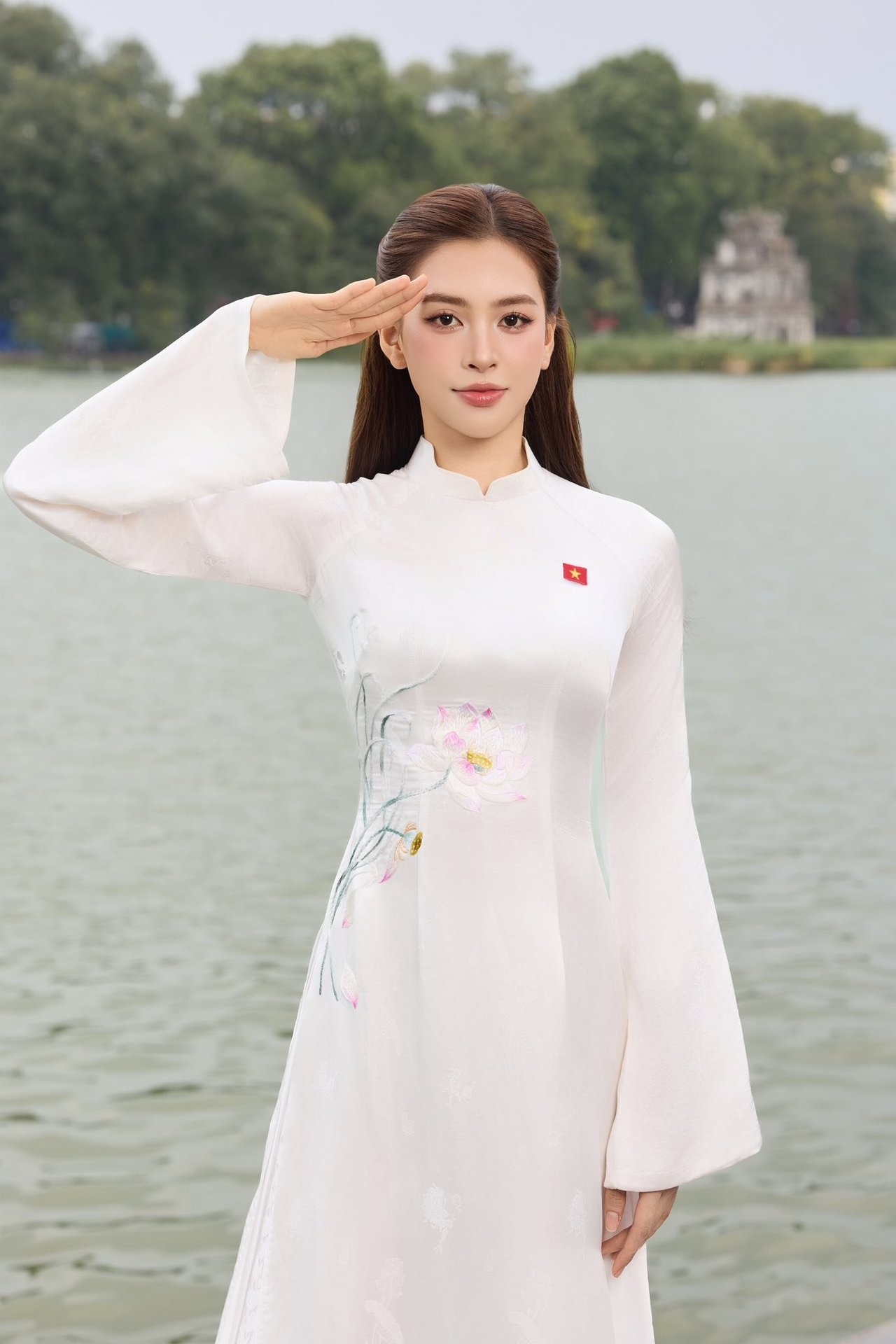 Dàn sao nhuộm đỏ MXH, không khí vui hơn Tết: Outfit xịn nhất chính là