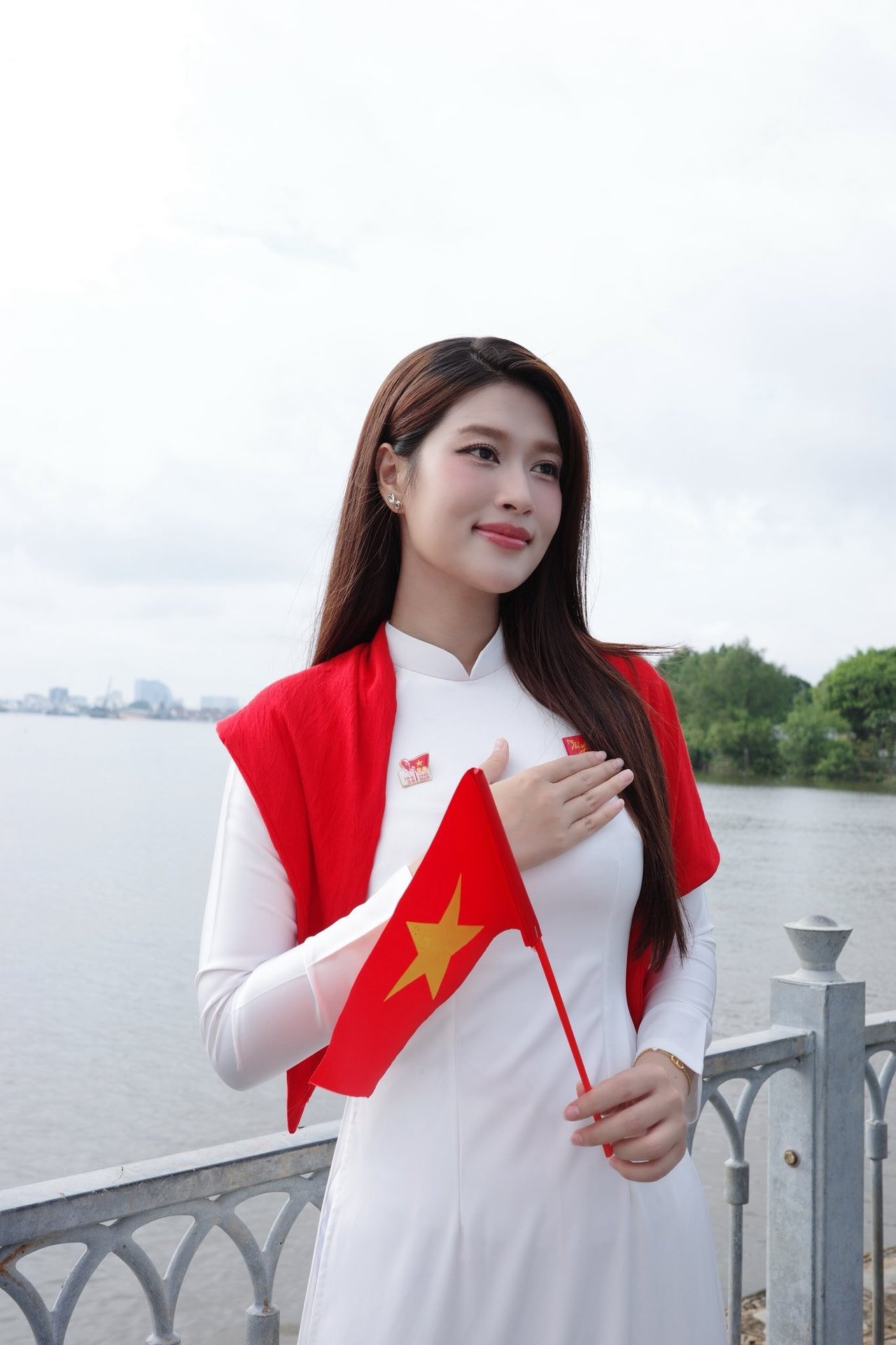 Dàn sao nhuộm đỏ MXH, không khí vui hơn Tết: Outfit xịn nhất chính là