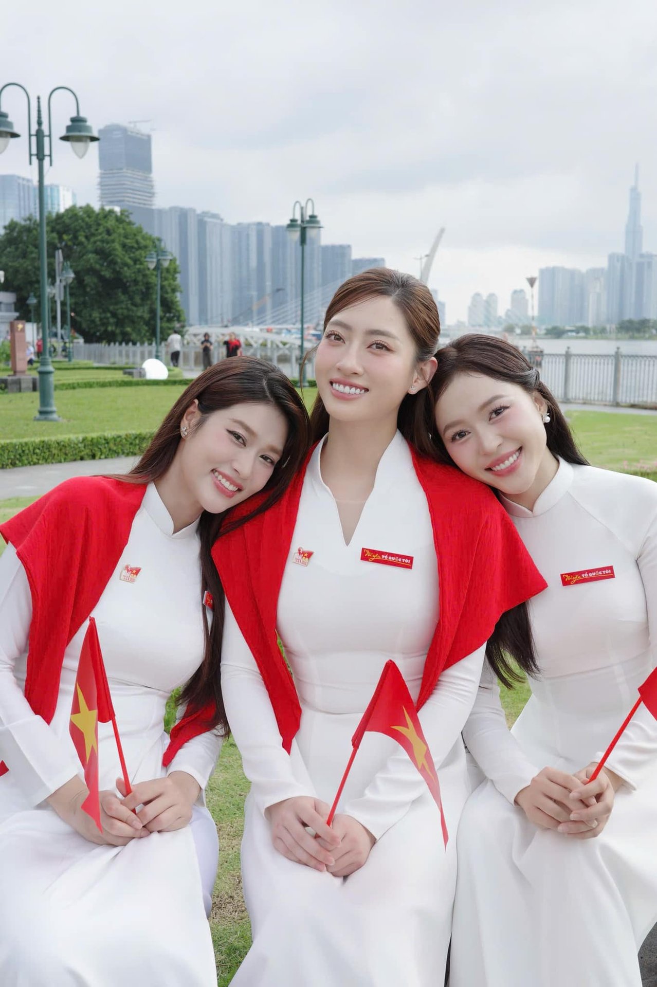 Dàn sao nhuộm đỏ MXH, không khí vui hơn Tết: Outfit xịn nhất chính là
