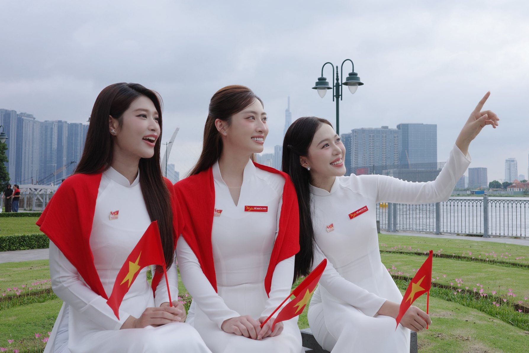 Dàn sao nhuộm đỏ MXH, không khí vui hơn Tết: Outfit xịn nhất chính là