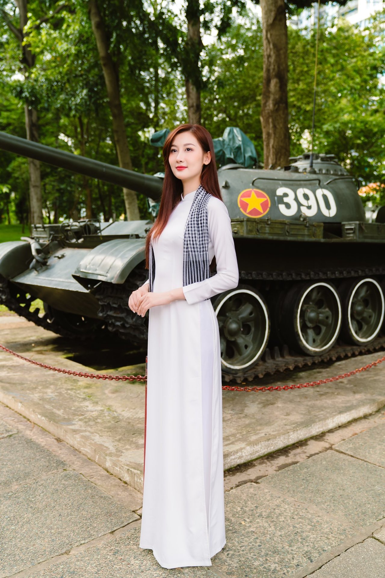 Dàn sao nhuộm đỏ MXH, không khí vui hơn Tết: Outfit xịn nhất chính là