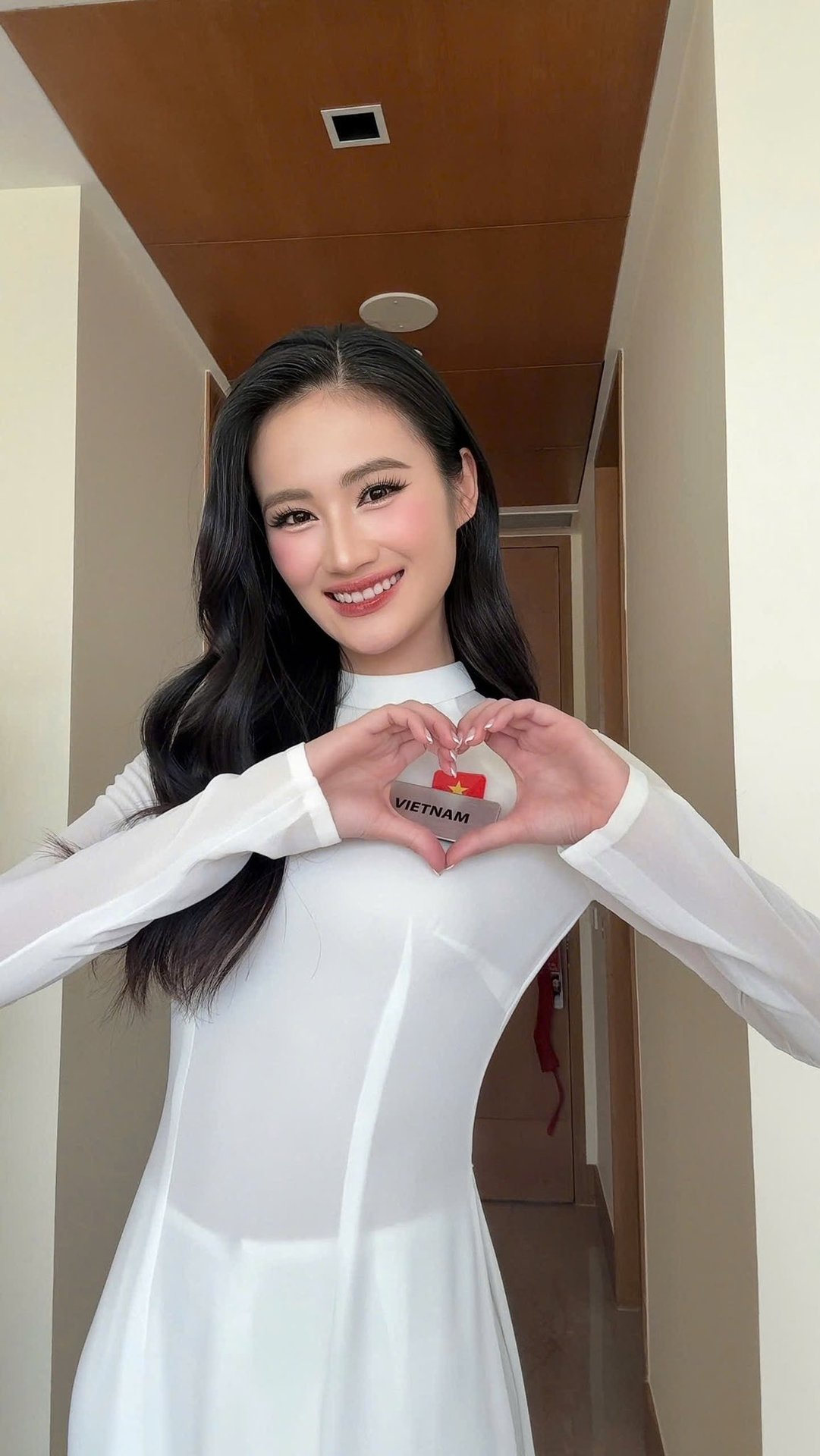 Dàn sao nhuộm đỏ MXH, không khí vui hơn Tết: Outfit xịn nhất chính là