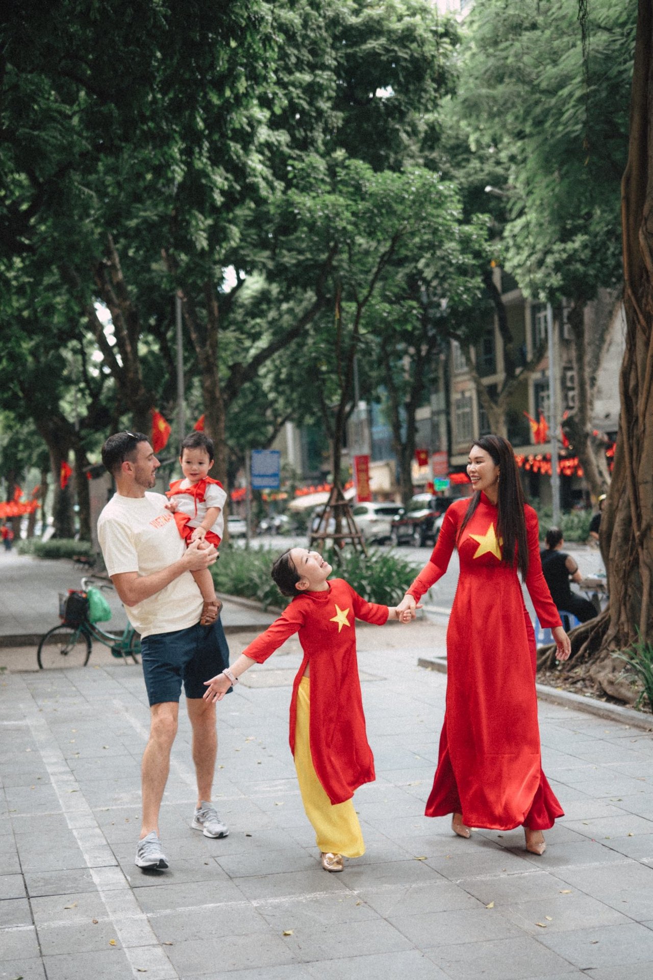 Dàn sao nhuộm đỏ MXH, không khí vui hơn Tết: Outfit xịn nhất chính là