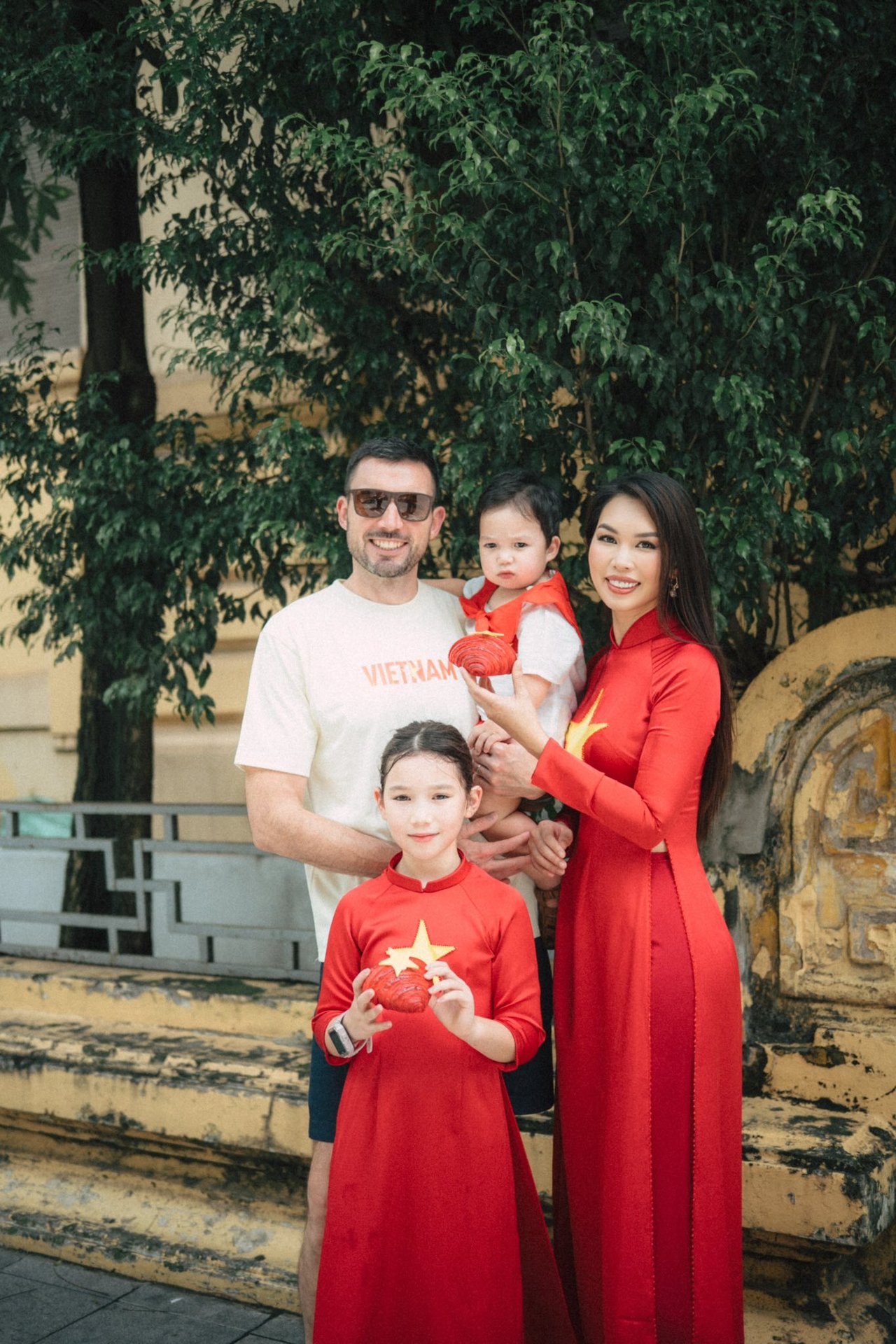 Dàn sao nhuộm đỏ MXH, không khí vui hơn Tết: Outfit xịn nhất chính là