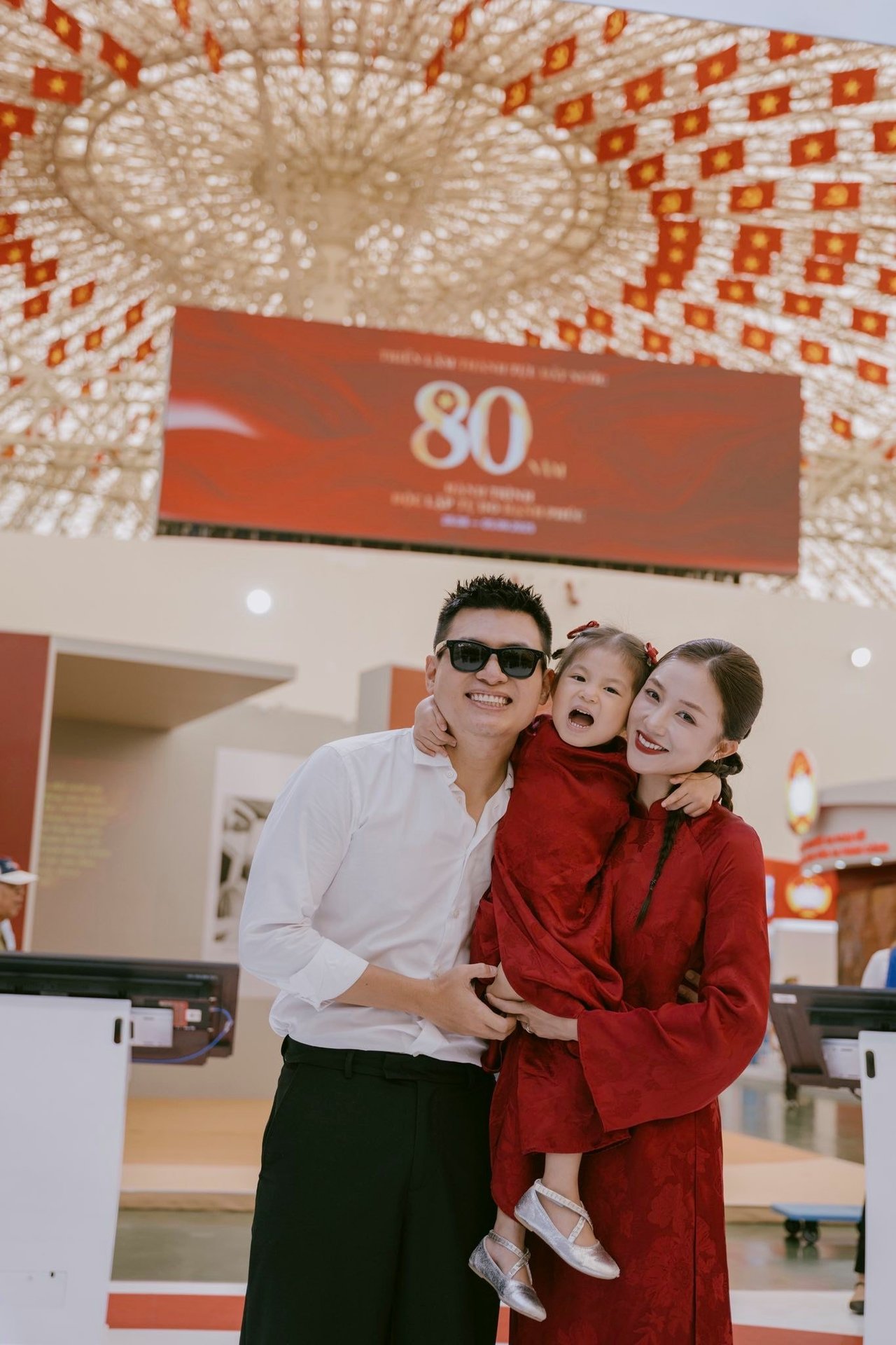 Dàn sao nhuộm đỏ MXH, không khí vui hơn Tết: Outfit xịn nhất chính là