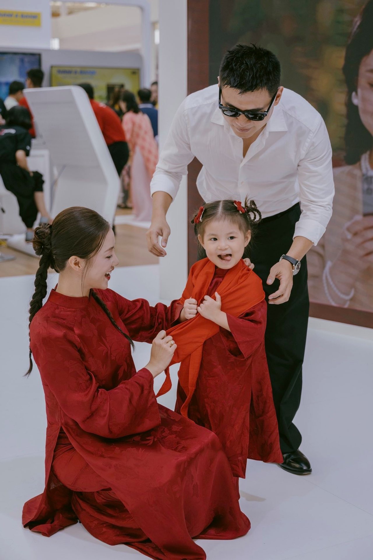Dàn sao nhuộm đỏ MXH, không khí vui hơn Tết: Outfit xịn nhất chính là