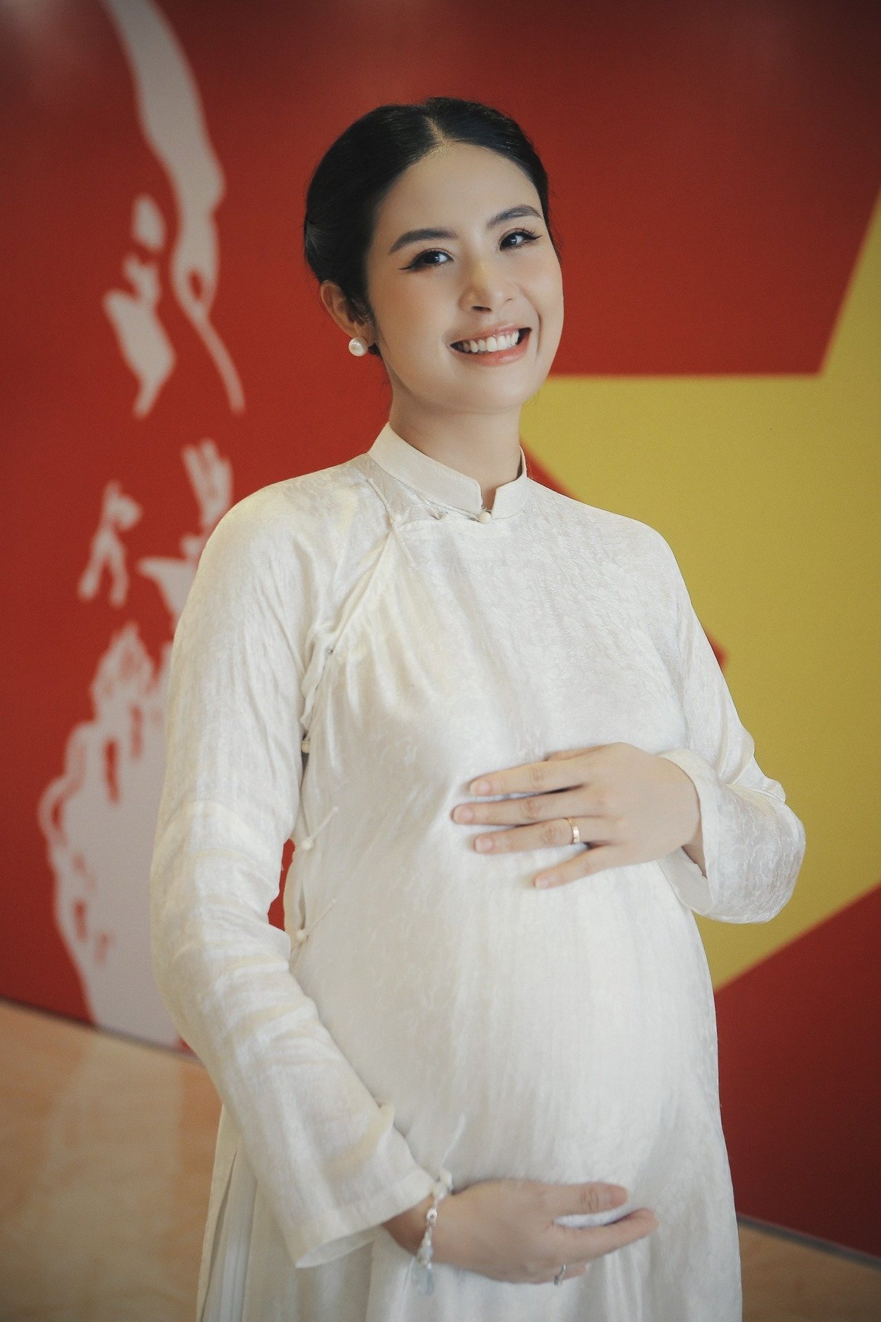 Dàn sao nhuộm đỏ MXH, không khí vui hơn Tết: Outfit xịn nhất chính là