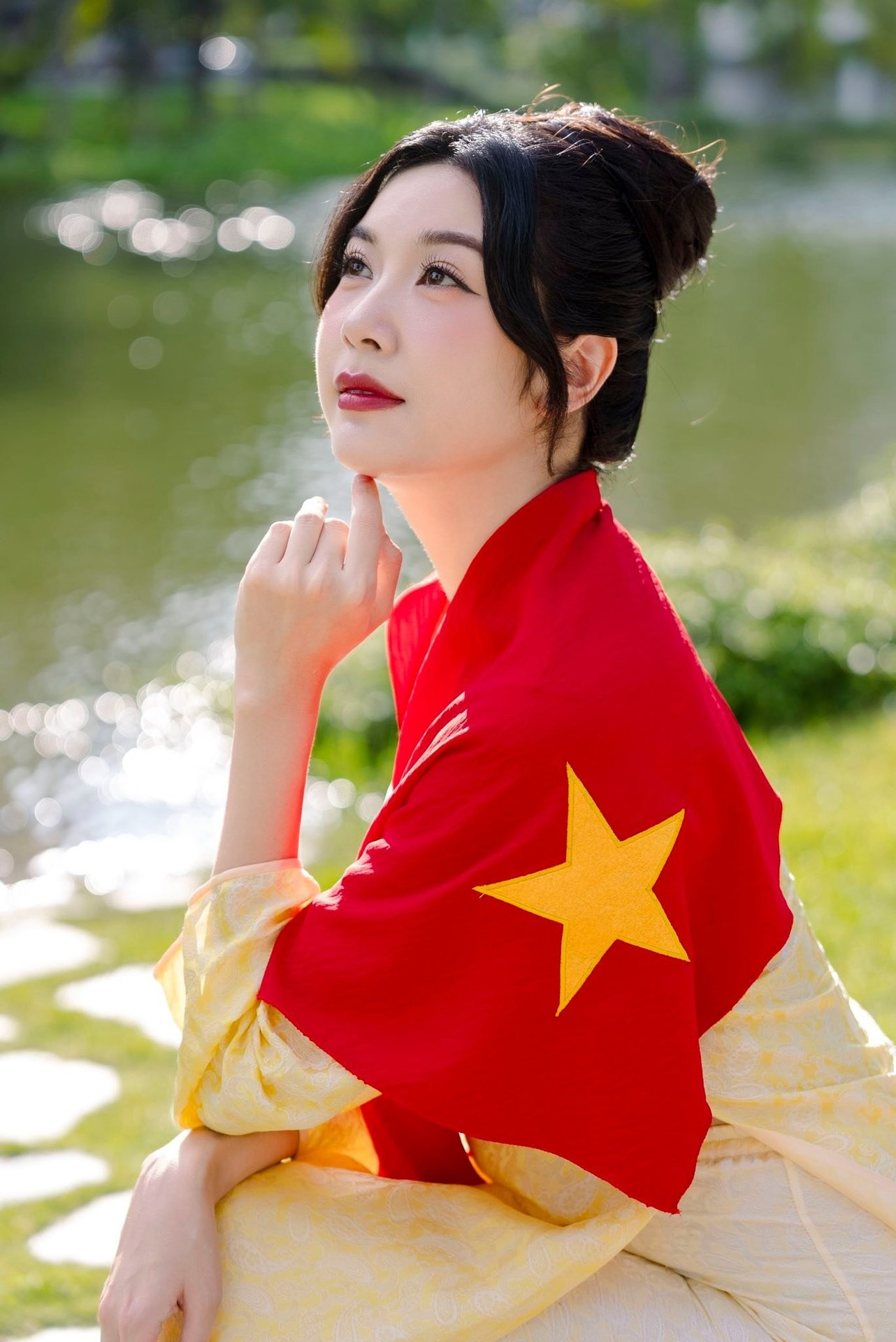 Dàn sao nhuộm đỏ MXH, không khí vui hơn Tết: Outfit xịn nhất chính là