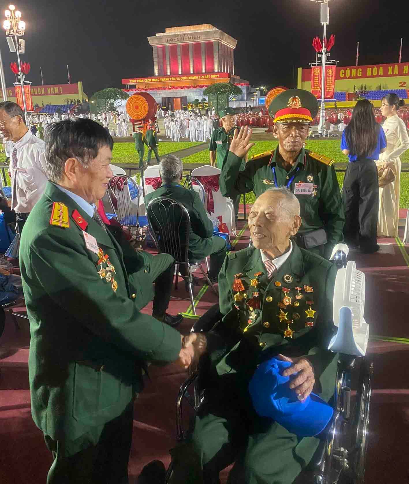 Ông Lê Bình gặp gỡ các cựu chiến binh trước giờ diễn ra Lễ diễu binh, diễu hành trên Quảng trường Ba Đình. Ảnh: Lê Thường