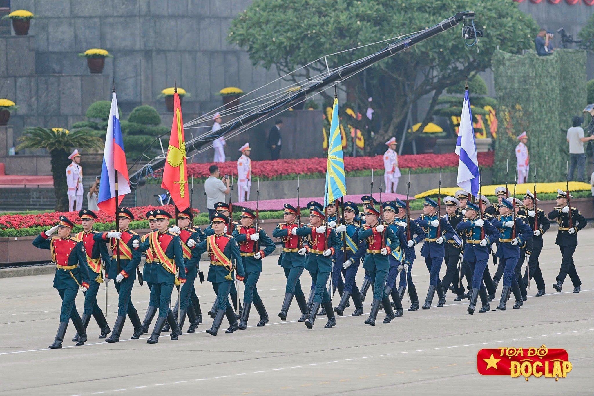 02-1756804685-khoanh-khac-in-sau-vao-long-dan-toc-cua-le-dieu-binh-mung-quoc-khanh.jpg