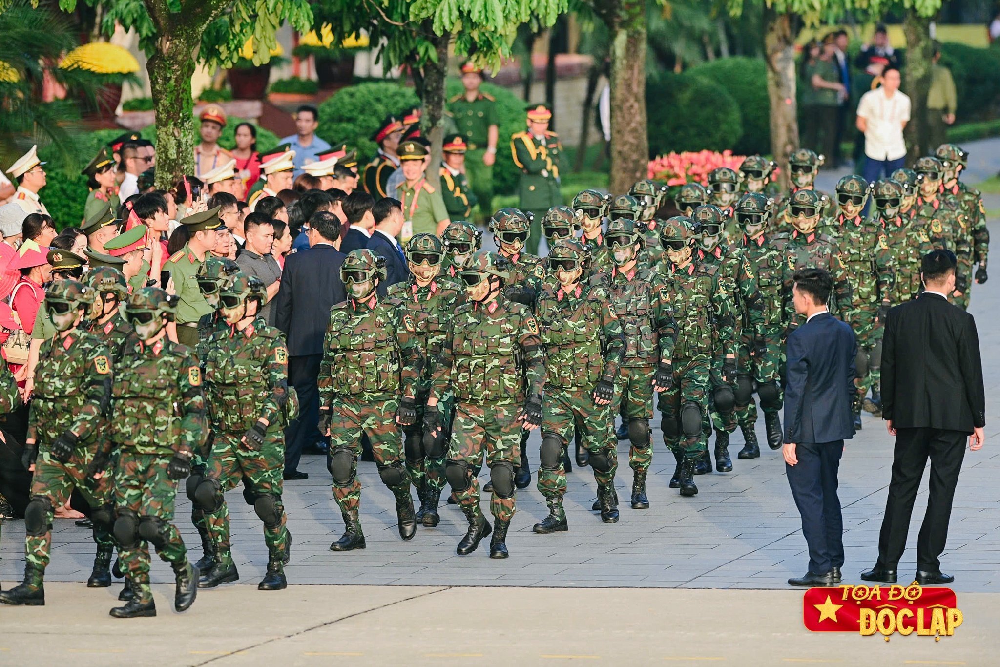 02-1756804686-khoanh-khac-in-sau-vao-long-dan-toc-cua-le-dieu-binh-mung-quoc-khanh.jpg