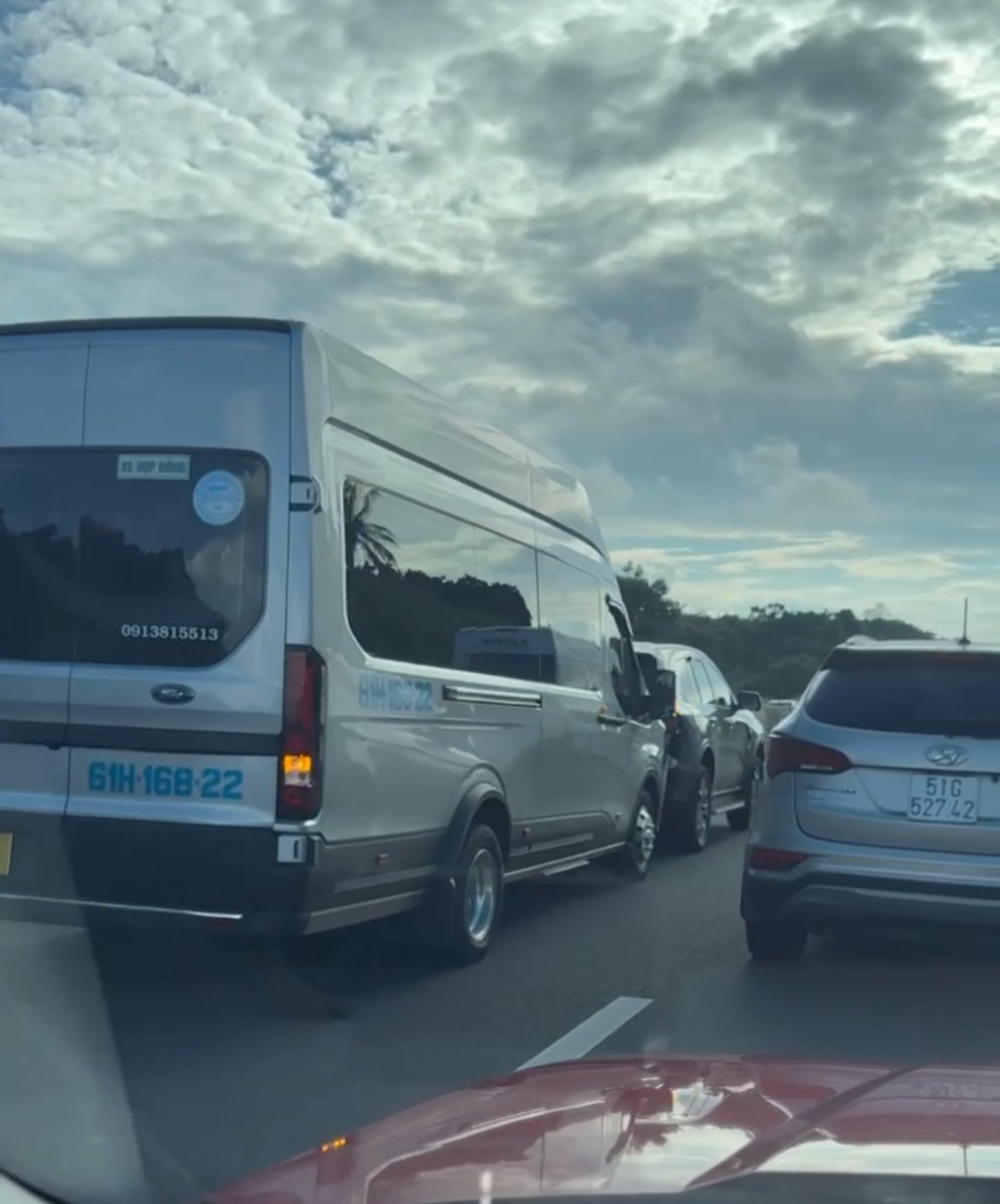 Ùn tắc giao thông kéo dài trên cao tốc Dầu Giây - Phan Thiết hướng về TP HCM - Ảnh 1.